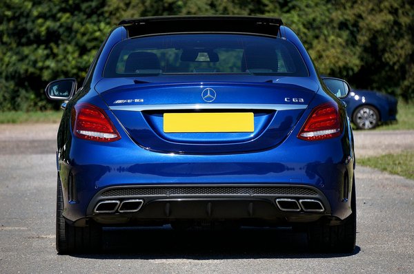 Quels sont les avantages de l'investissement dans les biens immobiliers commerciaux par rapport aux résidences ?